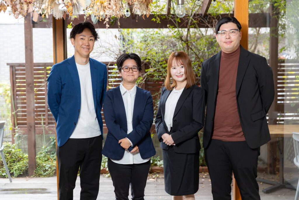 代表取締役山田亜喜夫とエンジニアの集合写真